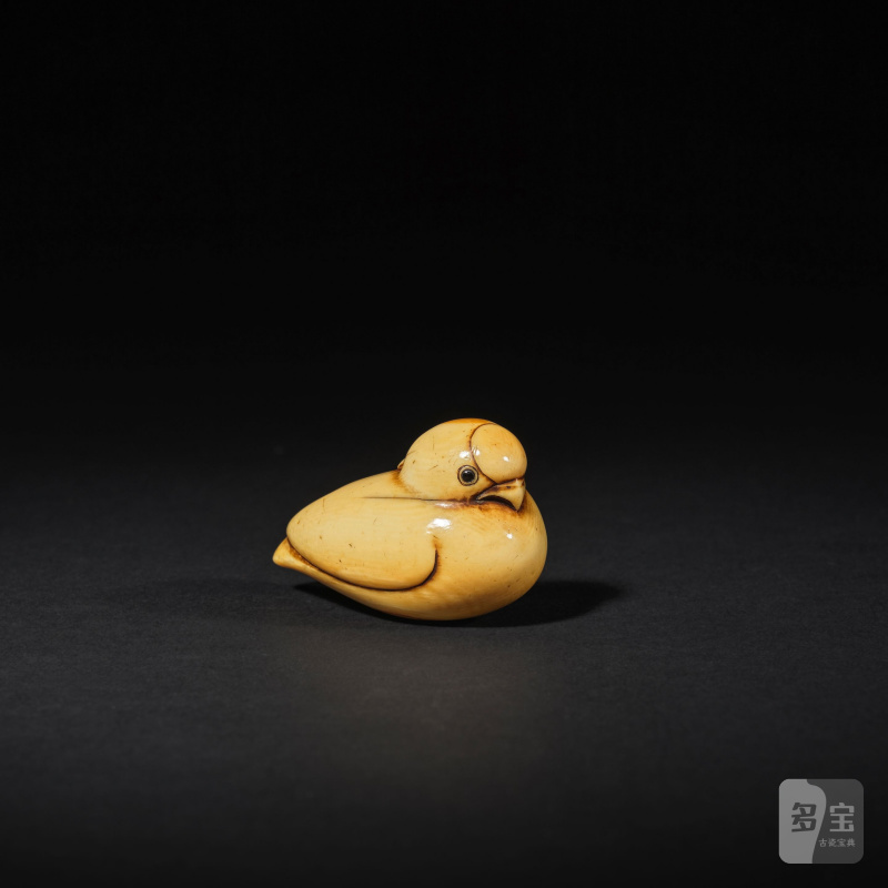 象牙彫根付 小鳥 銘「大原光廣（花押）」 19世紀 | NETSUKE EN IVOIRE REPRÉSENTANT UN CANARD